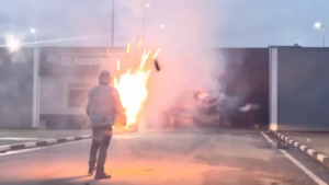 Torcedor protesta soltando rojões contra o CT do Corinthians.