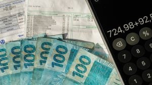 Prazo para aderir ao Simples Nacional com dinheiro em reais e calculadora ao lado, sugerindo planejamento de impostos e regularização fiscal.