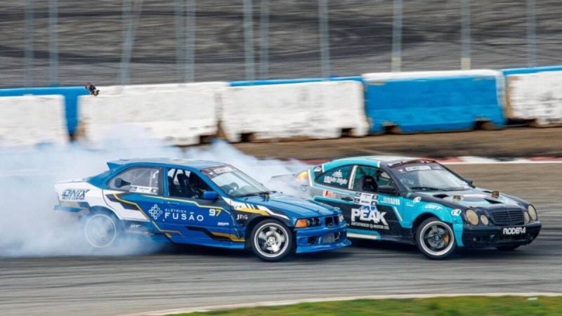 Pista de drift iluminada com luzes neon no Ultimate Drift Brasil