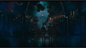 Cena do filme Nárnia: O Sobrinho do Mago mostra duas crianças de mãos dadas em um ambiente fantástico, com objetos flutuando e iluminação azulada.