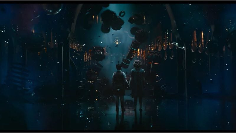 Cena do filme Nárnia: O Sobrinho do Mago mostra duas crianças de mãos dadas em um ambiente fantástico, com objetos flutuando e iluminação azulada.