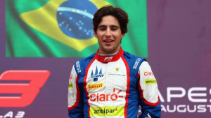 Rafael Câmara posa para a foto com a bandeira do Brasil.
