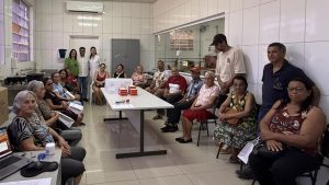 Grupo de moradores e profissionais da saúde durante ação de entrega de aparelhos auditivos em Indaiatuba. Secretaria de Saúde chega a 841 aparelhos entregues em 2026.