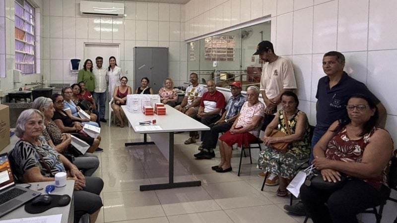 Grupo de moradores e profissionais da saúde durante ação de entrega de aparelhos auditivos em Indaiatuba. Secretaria de Saúde chega a 841 aparelhos entregues em 2026.