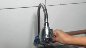 Falta de água em Sumaré: mão segurando a torneira e mostrando um ponto de abastecimento com água sendo interrompida em um ambiente interno.