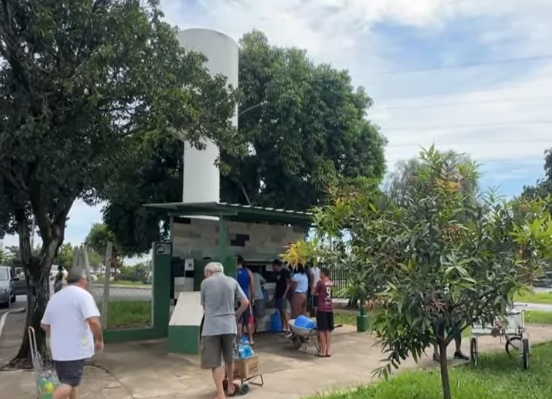 Moradores de Sumare buscam água em poço artesiano para subir falta de abastecimento na cidade