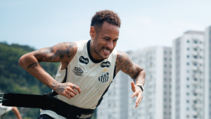 Neymar aparece treinando com a camisa do Santos no CT Rei Pelé.