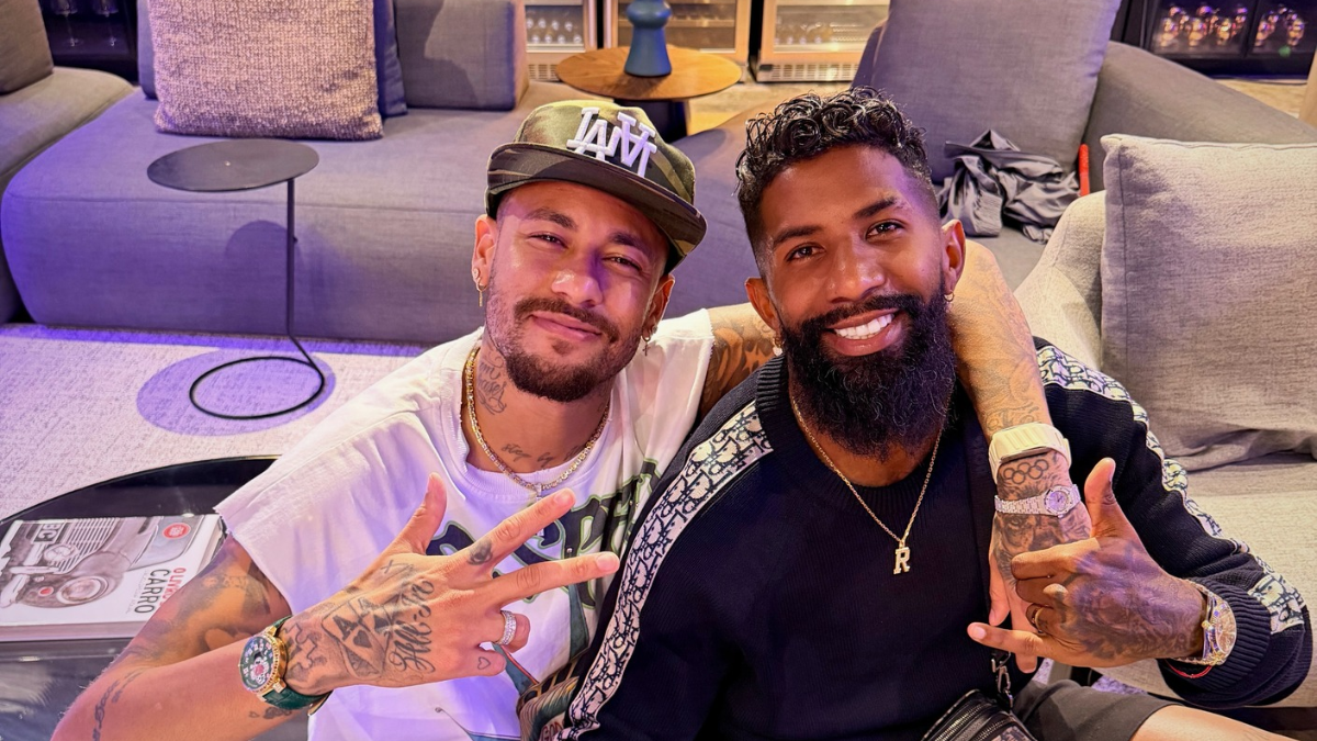 Neymar aparece abraçado ao lado de Rodinei, companheiro de time.