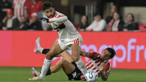 Jogadores do Flamengo e Estudiantes disputam a bola em duelo pela Libertadores.