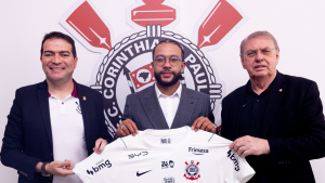 Memphis ao lado de Marcelo Paz, executivo do Corinthians e Osmar Stabile, presidente do clube.