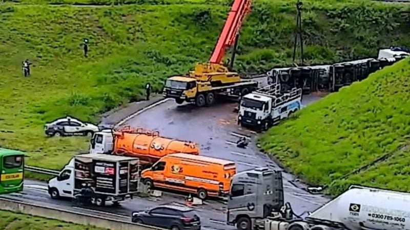Acidente com carreta na Rodovia Dom Pedro I, em Campinas, mobiliza equipes de emergência e veículos de apoio para a retirada do caminhão.