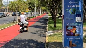 Equipamento público instalado ao lado de ciclovia em Indaiatuba, cidade que regulamenta a circulação de bicicletas elétricas, veículos autopropelidos e ciclomotores.