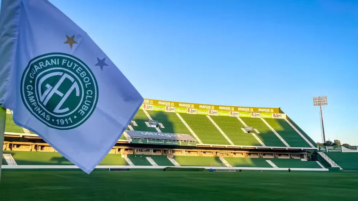 Estádio do Guarani ao fundo com o escudo do clube.