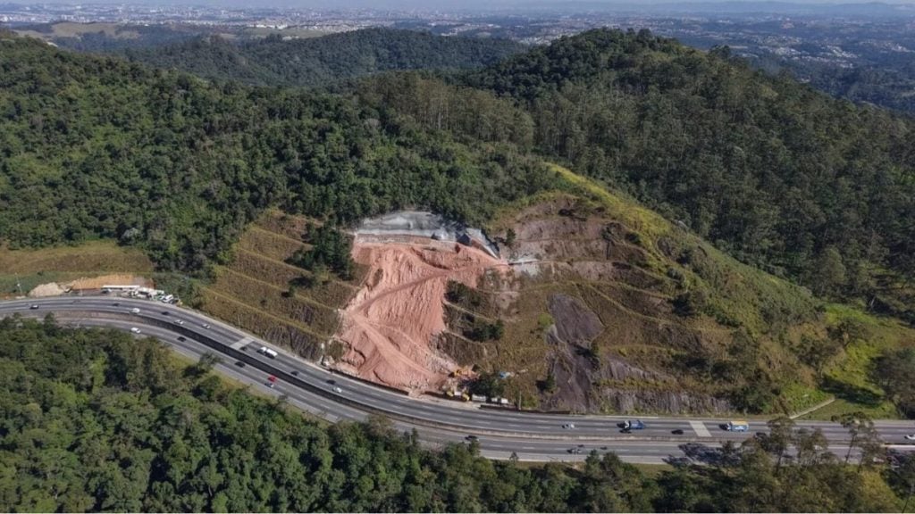 Operação El Niño: obra de contenção de talude às margens de rodovia em São Paulo para prevenir riscos aos motoristas.