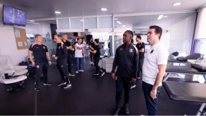 Novo técnico do Corinthians, Seedorf conhece a estrutura do CT Joaquim Grava .