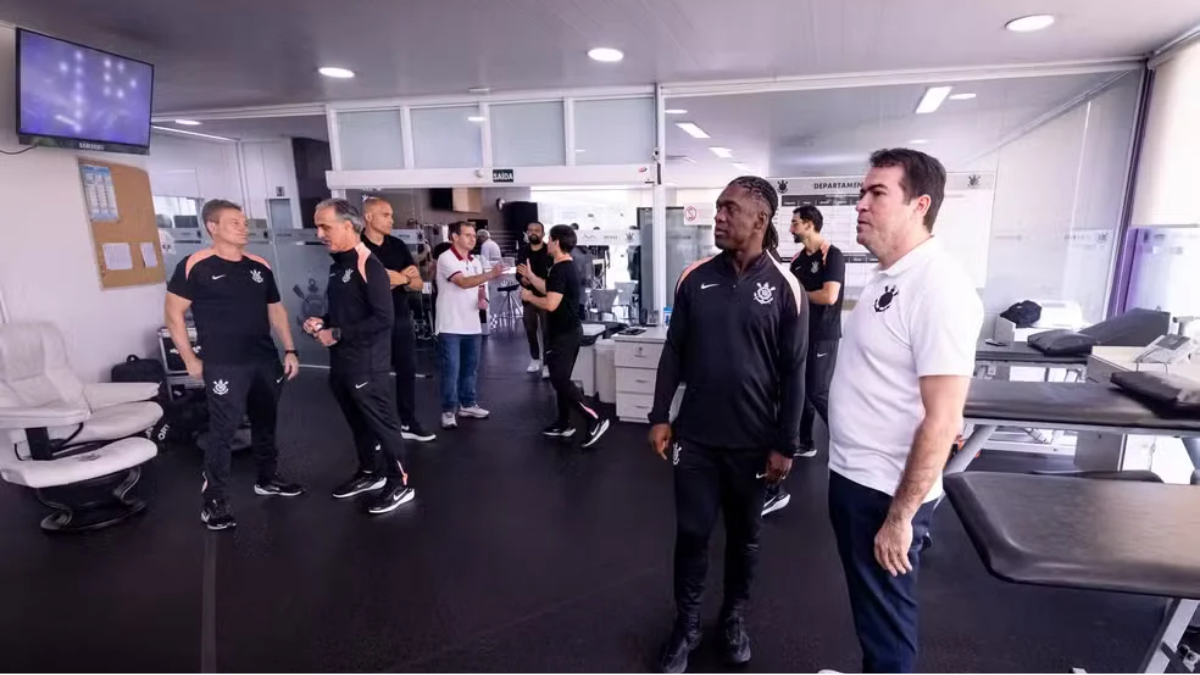 Novo técnico do Corinthians, Seedorf conhece a estrutura do CT Joaquim Grava .