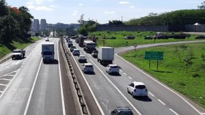 Trânsito de veículos e caminhões na Rodovia Geraldo de Barros, em Piracicaba, com fila de veículos próximo à saída para Santa Teresinha e Charqueada.