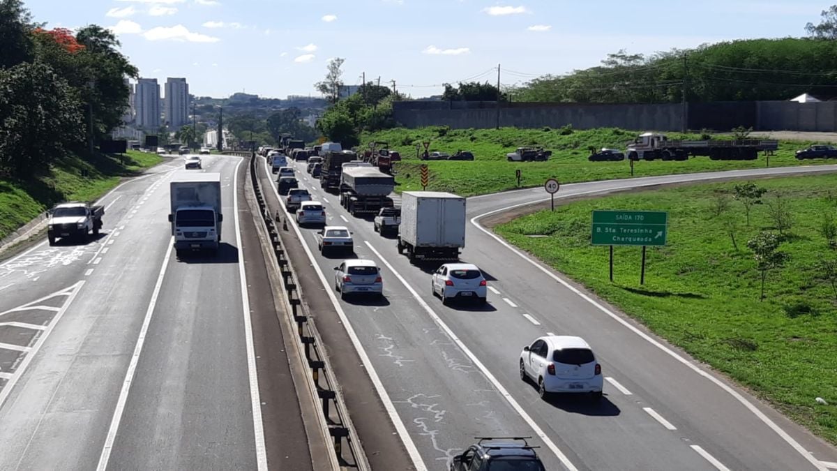 Trânsito de veículos e caminhões na Rodovia Geraldo de Barros, em Piracicaba, com fila de veículos próximo à saída para Santa Teresinha e Charqueada.