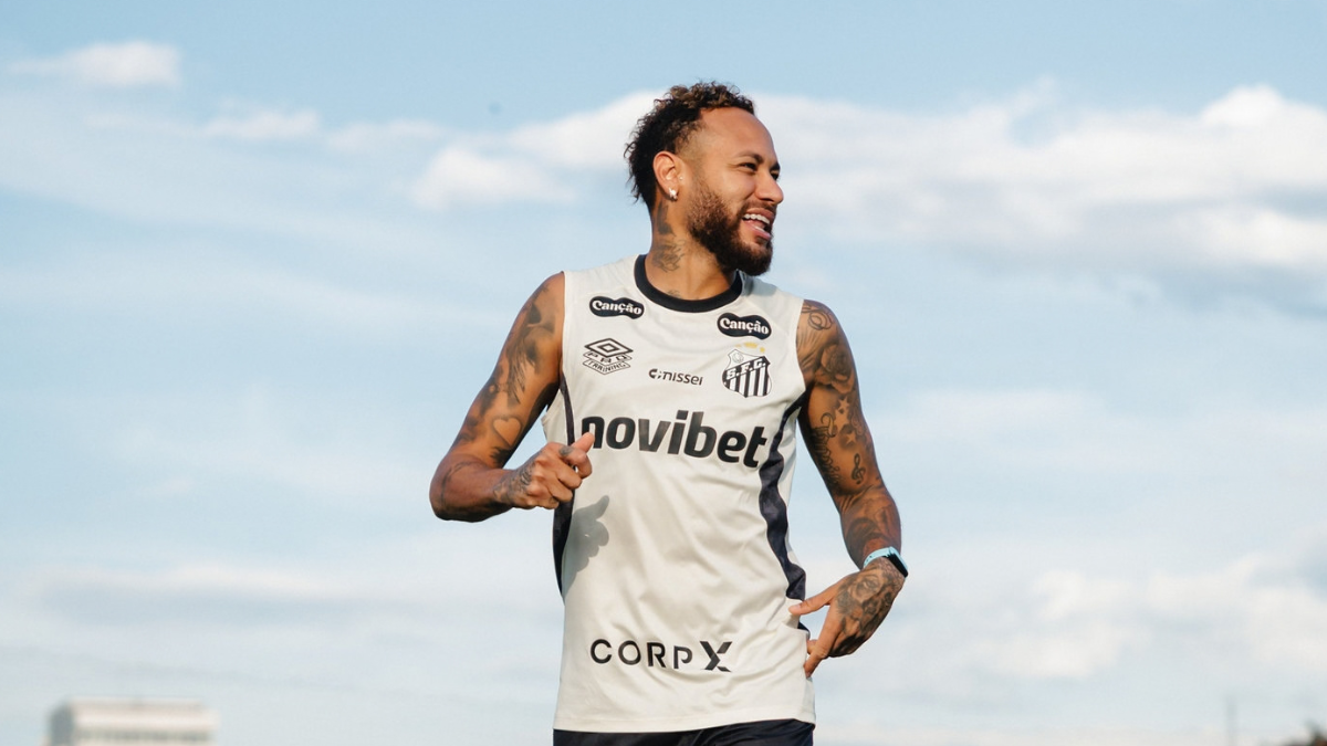 Neymar aparece sorrindo durante treino do Santos.
