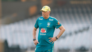 Carlo Ancelotti, técnico da Seleção Brasileira aparece com semblante sério durante treino do Brasil.