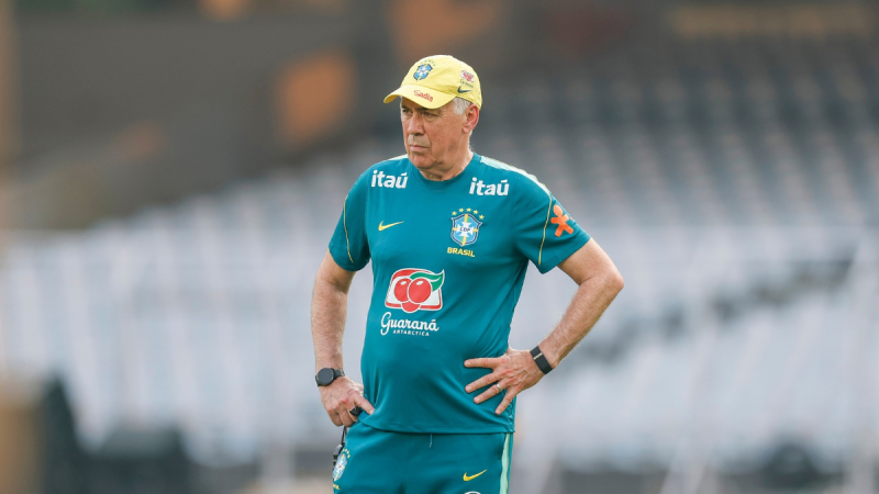 Carlo Ancelotti, técnico da Seleção Brasileira aparece com semblante sério durante treino do Brasil.