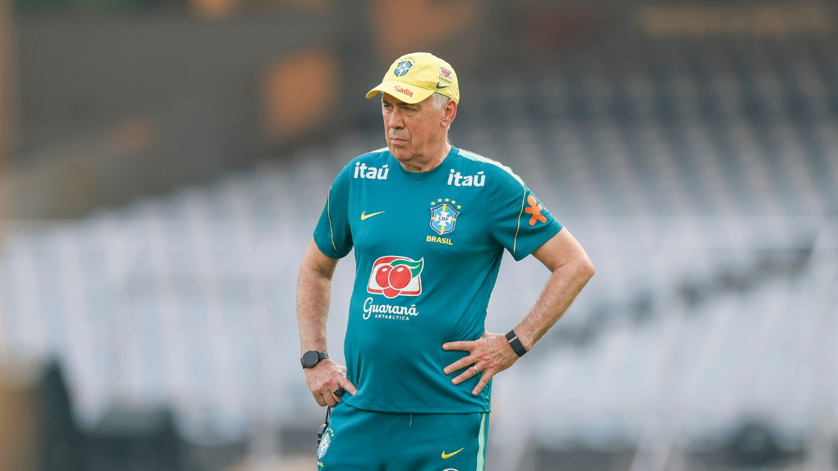 Carlo Ancelotti, técnico da Seleção Brasileira aparece com semblante sério durante treino do Brasil.