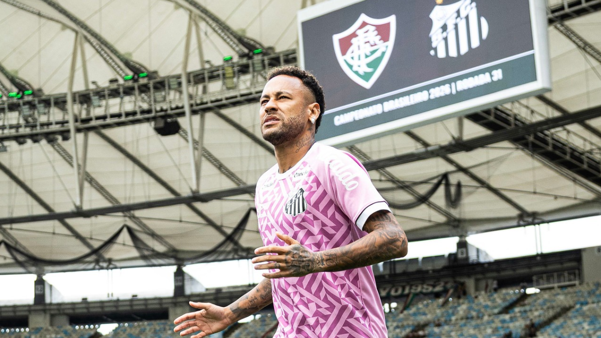 Neymar aparece duranta aquecimento no estádio do Maracanã.