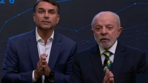 Flávio Bolsonaro e Lula aparecem lado a lado durante evento relacionado às eleições de 2026.