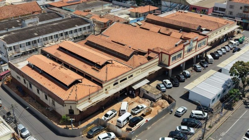 Vista aérea do Mercado Municipal de Piracicaba durante as obras de reconstrução, com serviços na cobertura, instalações e acabamento.