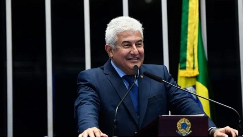 Senador Marcos Pontes discursa na tribuna do plenário do Senado Federal, com a bandeira do Brasil ao fundo.