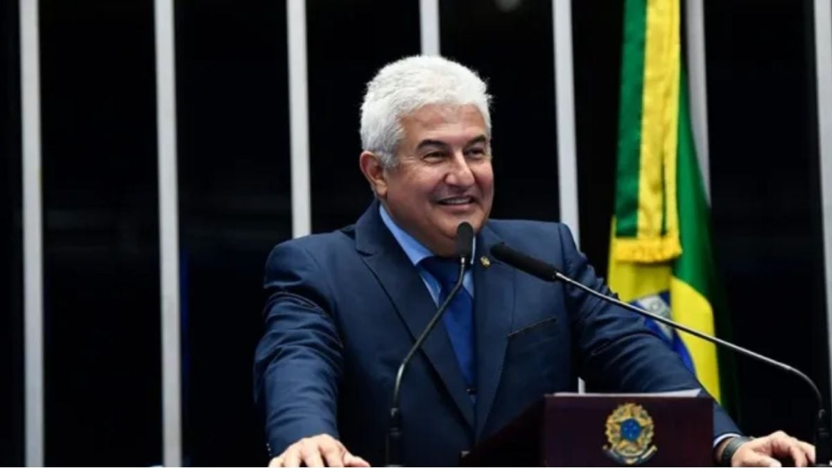 Senador Marcos Pontes discursa na tribuna do plenário do Senado Federal, com a bandeira do Brasil ao fundo.