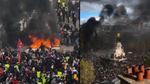 Protestos na França com multidões nas ruas, policiais e manifestantes, e fumaça densa ao redor de carros em chamas.