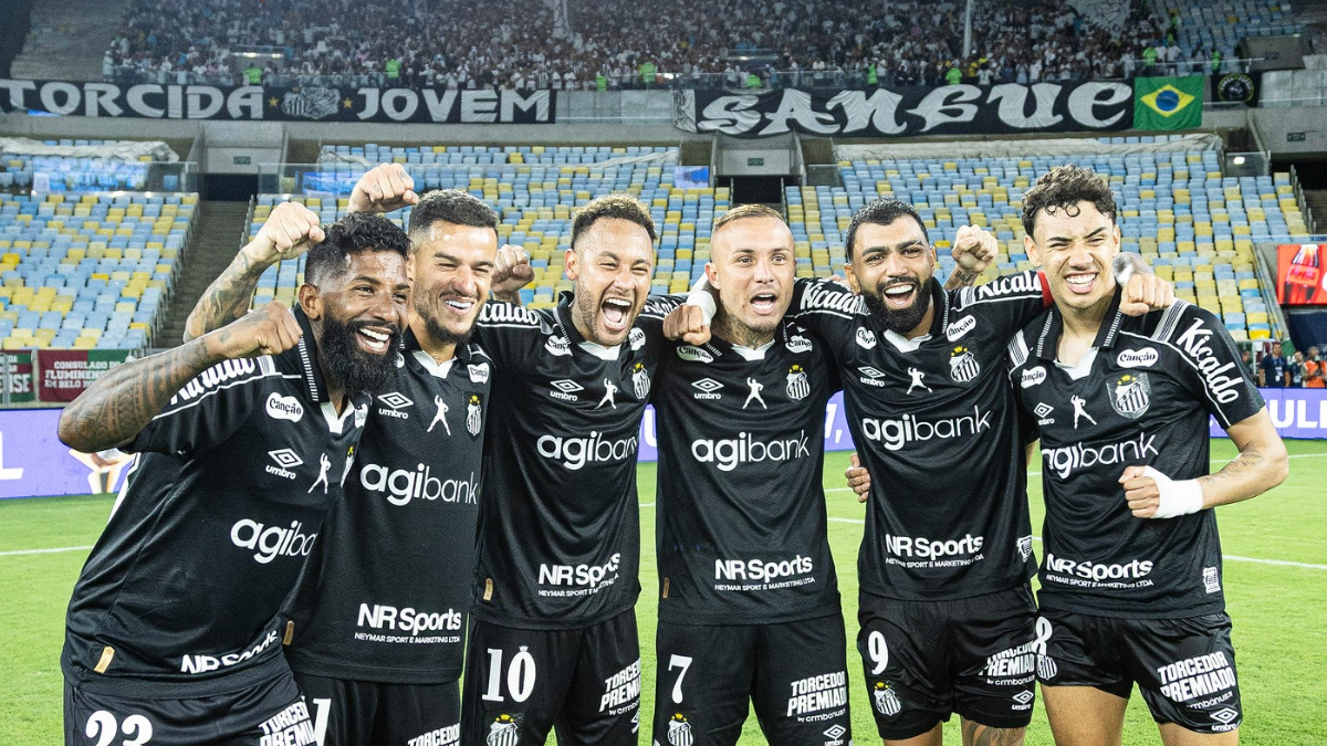 Neymar aparece sorrindo ao lado dos companheiros do Santos.