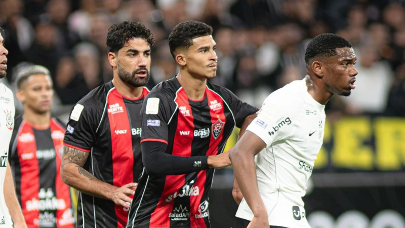 Jogadores do Corinthians e Vitória em ação durante duelo pelo Brasileirão.