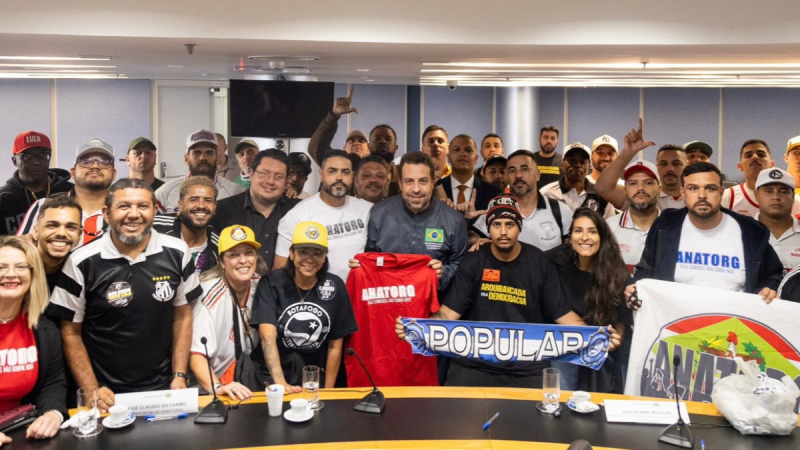 O ministro da Secretaria-Geral da Presidência da República, Guilherme Boulos, reunido com membros de torcidas organizadas para ouvir suas reivindicações.