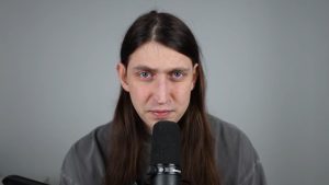 Felca aparece diante de um microfone durante a gravação de um vídeo para as redes sociais.