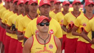 Guarda-vidas salvam banhistas de afogamentos no litoral de SP no fim de semana.