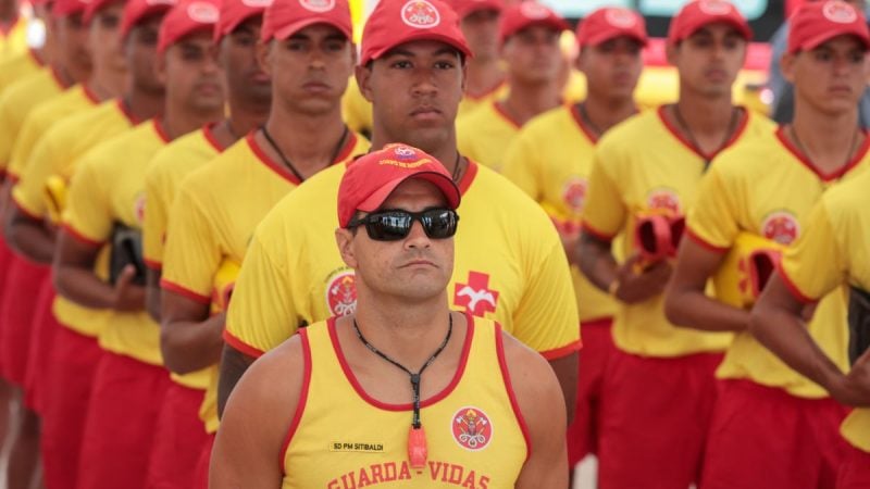 Guarda-vidas salvam banhistas de afogamentos no litoral de SP no fim de semana.