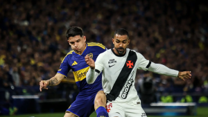 Jogadores do Boca Juniors e Vasco em disputa durante jogo pela Copa Sul-Americana.