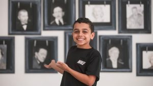 Menino de 11 anos desenha rostos de famosos só com lápis e faz primeira exposição em Praia Grande