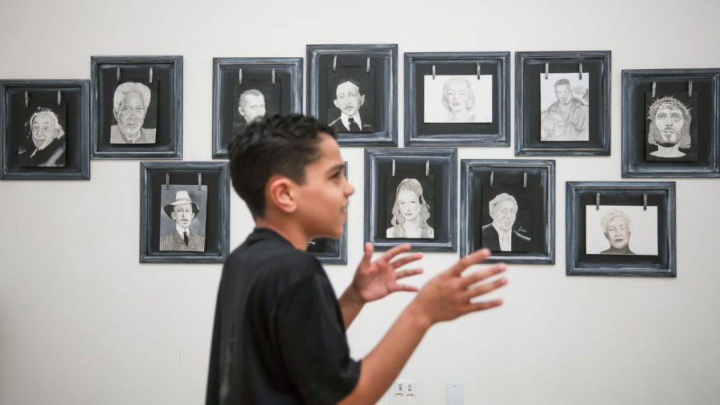Menino de 11 anos desenha rostos de famosos só com lápis e faz primeira exposição em Praia Grande
