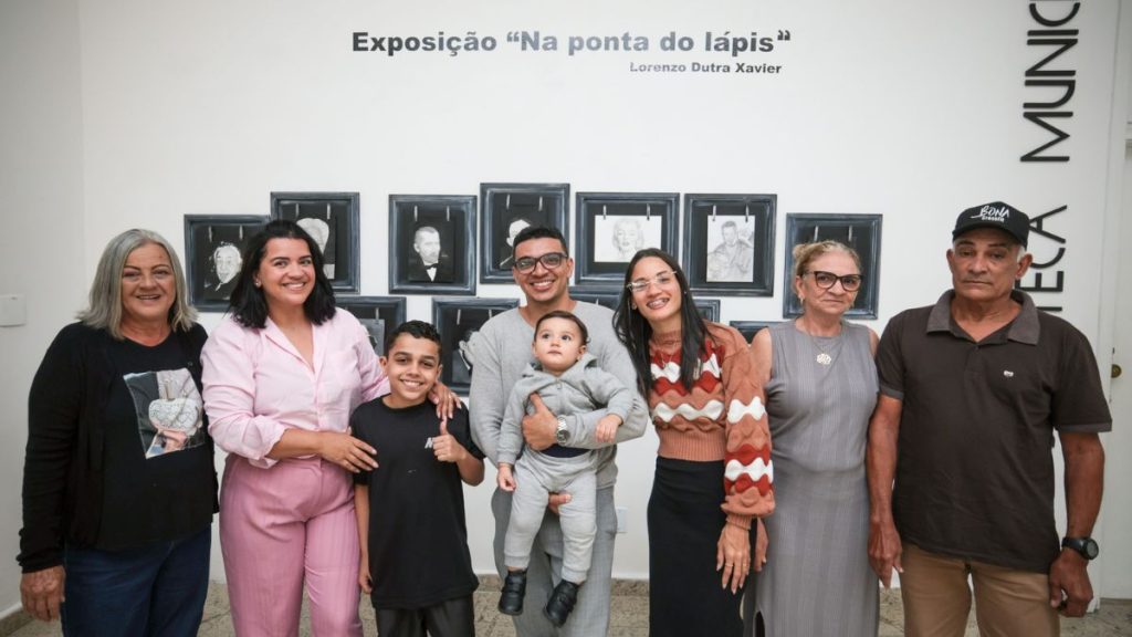 Família de Lorenzo, jovem desenhista de Praia Grande.