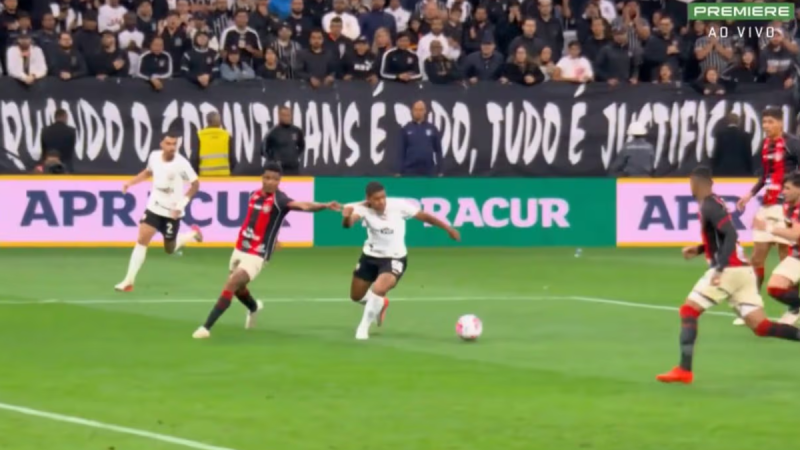 Jogadores do Corinthians e Vitória disputam bola na grande área.