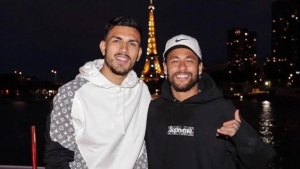 Neymar aparece ao lado do amigo argentino Paredes.