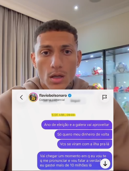 Richarlison aparece em foto enquanto um print de conversa do Instagram entre flaviobolsonaro e Richarlison é exibido na tela, com mensagens sobre eleição e dinheiro.