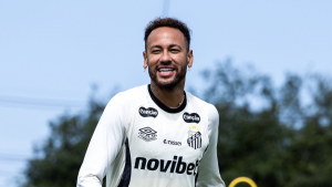 Neymar aparece sorridente durante treino do Santos.