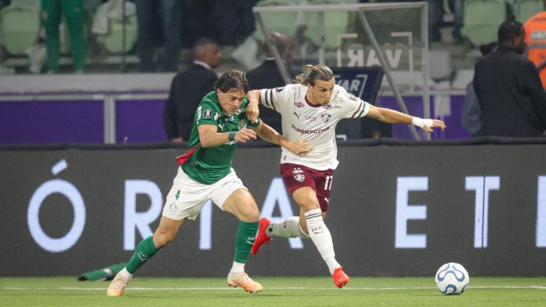 Jogadores do Palmeiras e Fluminense disputam a bola durante a partida entre as equipes.