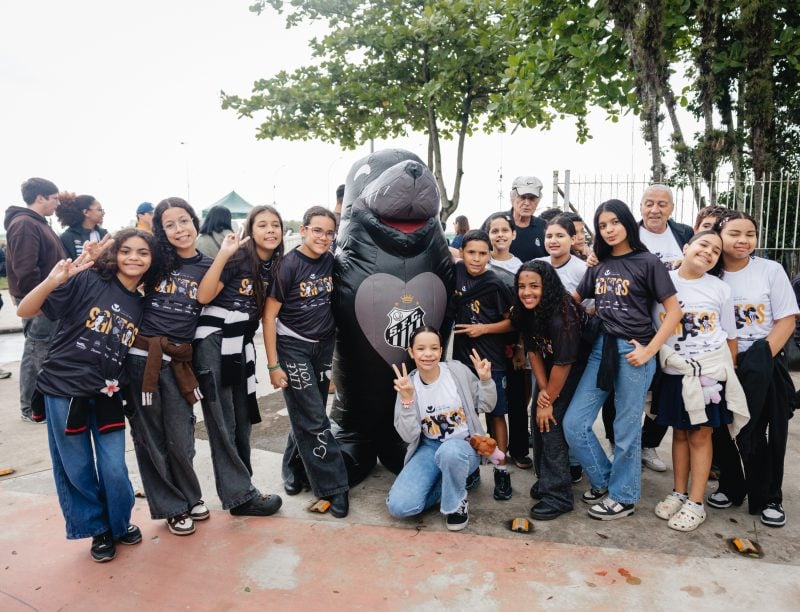 Crianças e adolescentes participam de atividade do Instituto Leão do Mar ao lado de mascote. Foto: Divulgação