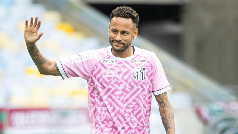 Neymar aparece acenando durante aquecimento.