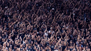Torcida do Corinthians aparece vibrando nas arquibancadas.